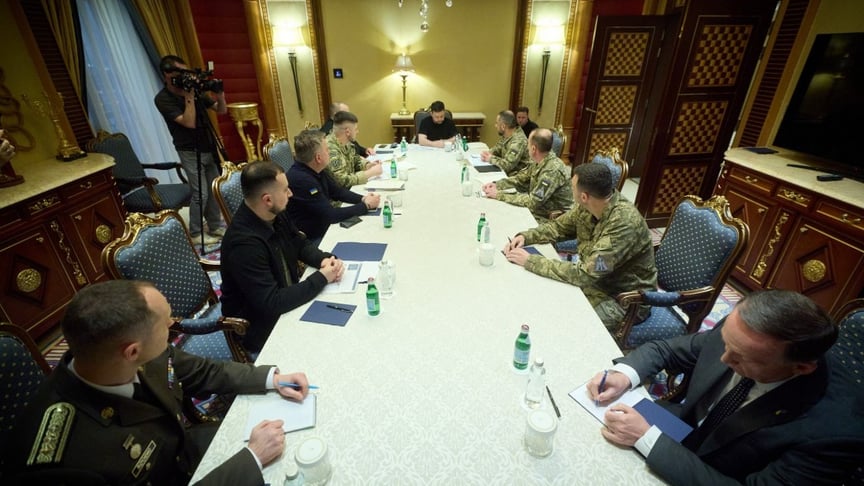 Президент Володимир Зеленський зустрівся з українськими військовими в Саудівській Аравії