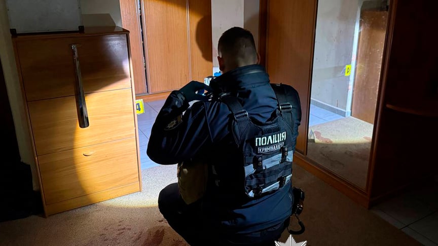 Слідчі дії у квартирі, де знайшли загиблого