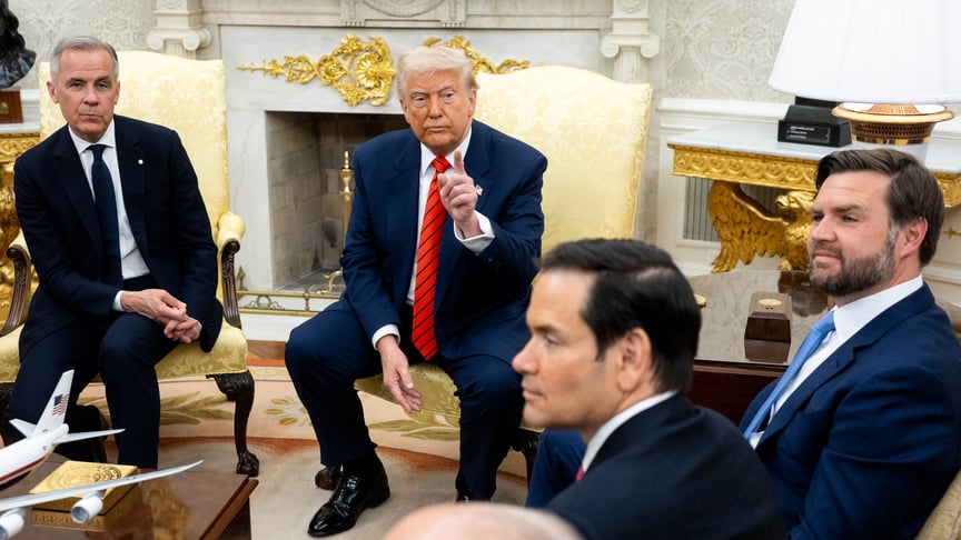 Президент США Дональд Трамп з прем’єр-міністром Канади Марком Карні, 6 травня 2025 року Президент США Дональд Трамп з прем’єр-міністром Канади Марком Карні, 6 травня 2025 року