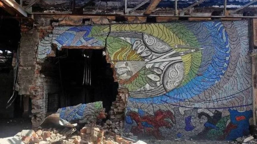 Вціліла частина мозаїки «Боривітер» в окупованому Маріуполі