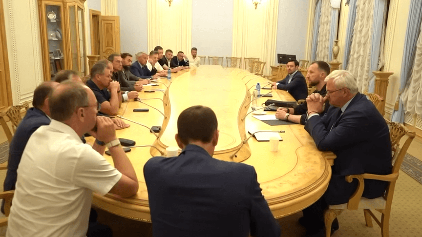 Андрій Сибіга та Євгеній Хмара (праворуч) на зустрічі з народними депутатами, Київ, 18 серпня 2026 року