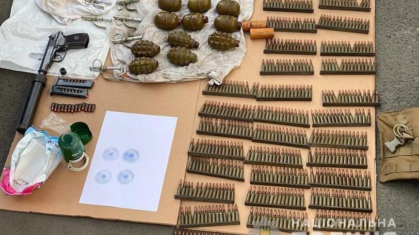 Зброя та боєприпаси, які правоохоронці знайшли під час обшуків