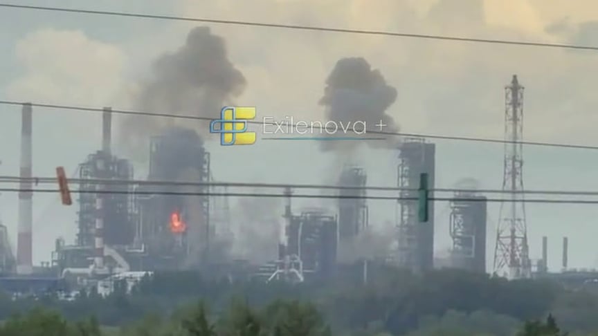 В Омську горить найбільший у росії НПЗ