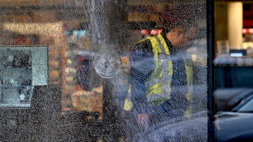 Отвір від кулі у вітрині супермаркету після стрілянини в Києві, 18 квітня 2026 року