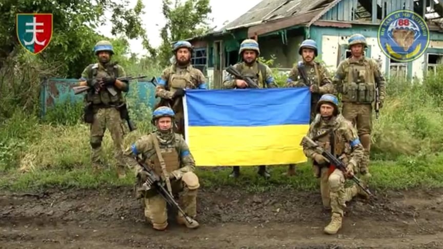Українські бійці підняли українським прапор у звільненому селі Сторожеве Донецької області