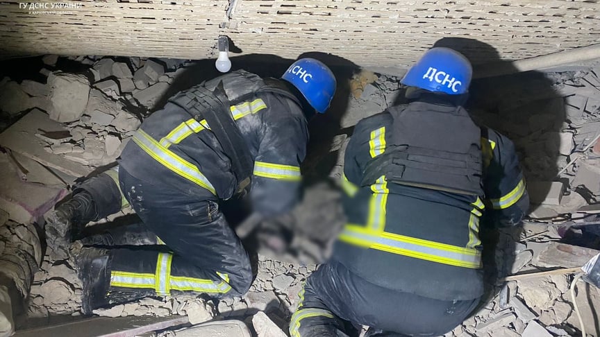 На Харківщині рятувальники вилучили з-під завалів тіло загиблої жінки після бомбардувань, 11 лютого 2024 року