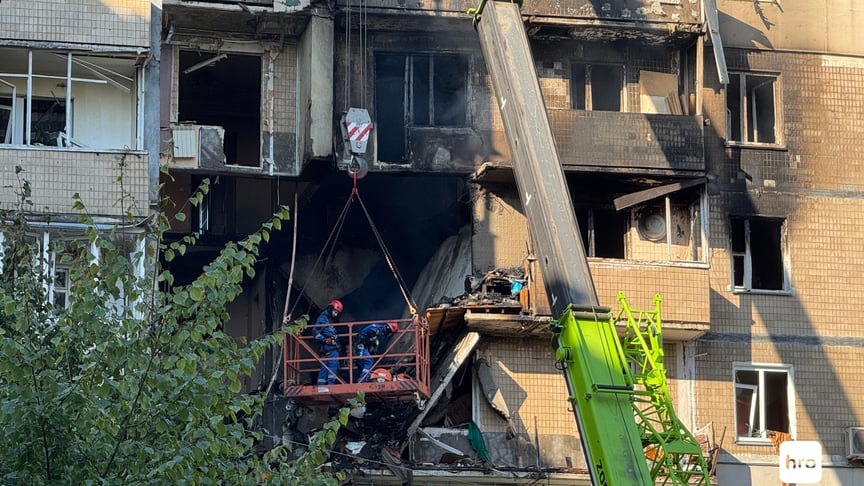 Рятувальники працюють біля постраждалого будинку у Києві, 7 вересня 2025 року