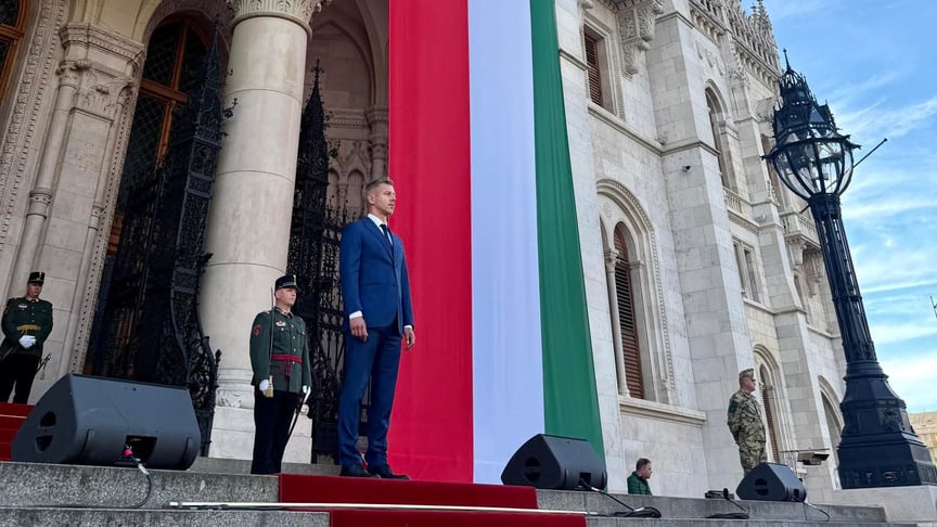 Петер Мадяр перед установчим засіданням парламенту, на якому його проголосили новим прем'єр-міністром