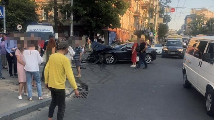 В центре Киева в результате ДТП внедорожник отбросило в толпу пешеходов, есть пострадавшие