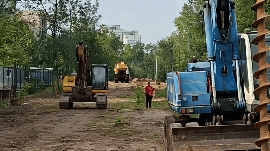 Техніка та робітники на території лісосмуги на Теремках у Києві, 18 серпня 2026 року Техніка та робітники на території лісосмуги на Теремках у Києві, 18 серпня 2026 року