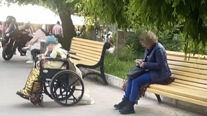 59-річна одеситка вивозила свою 96-річну немічну матір на кріслі колісному для збору милостині