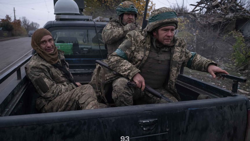 Військовослужбовці евакуйовують пораненого побратима, Донецька область, 2025 рік