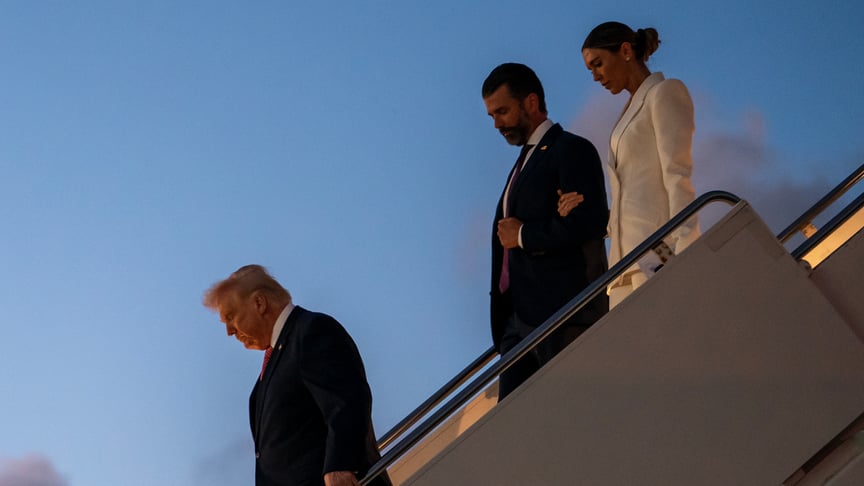 Президент США Дональд Трамп виходить з літака разом зі своїм сином Дональдом Трампом-молодшим та Беттіною Андерсон, 27 березня 2026 року Президент США Дональд Трамп виходить з літака разом зі своїм сином Дональдом Трампом-молодшим та Беттіною Андерсон, 27 березня 2026 року