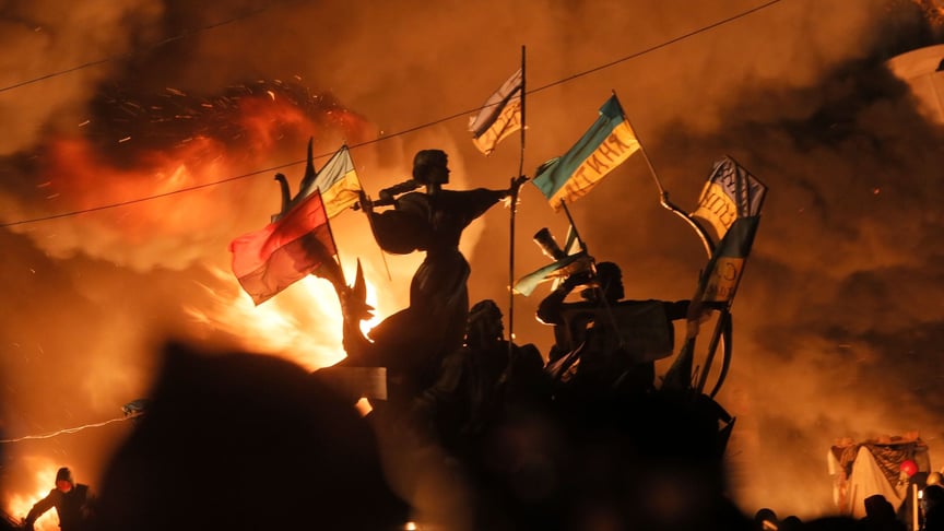 Монумент основателям Киева на Майдане Независимости. Фотография сделана 18 февраля 2014 года, в один из самых трагических дней Революции достоинства
