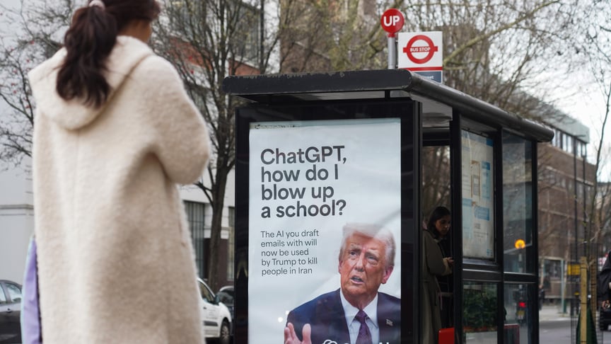 Плакат, на якому Трамп запитує ChatGPT як розбомбити школу — натяк на угоду, укладену між OpenAI (ChatGPT) та Міністерством оборони США 13 березня 2026 року