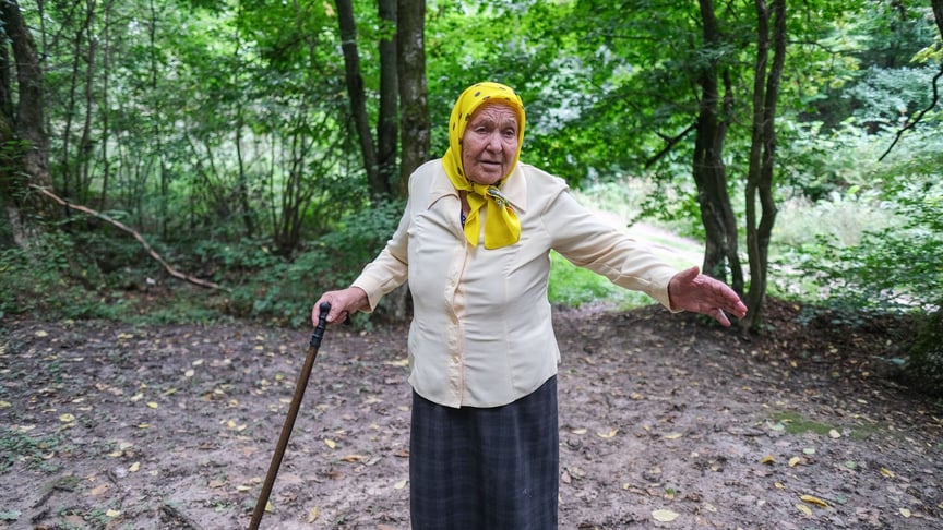 Очевидиця Галина у лісі, де відбувалися розстріли