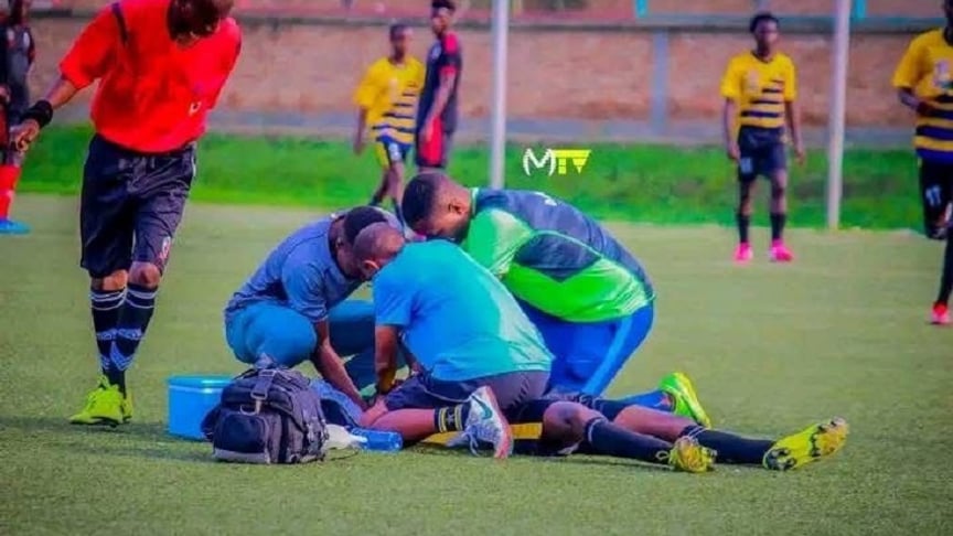 Бурундійському футболісту надають допомогу після того, як він знепритомнів на полі Бурундійському футболісту надають допомогу після того, як він знепритомнів на полі