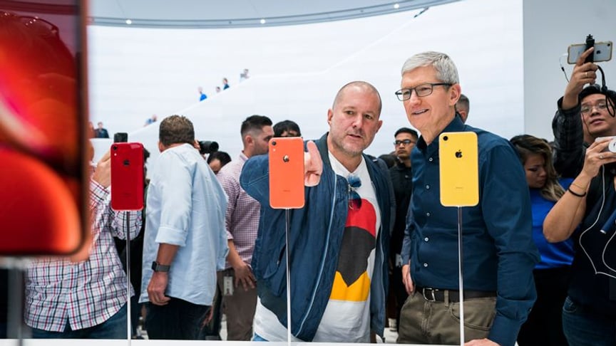 Джон Айв (слева) и Тим Кук, гендиректор Apple в сентябре 2018-го года