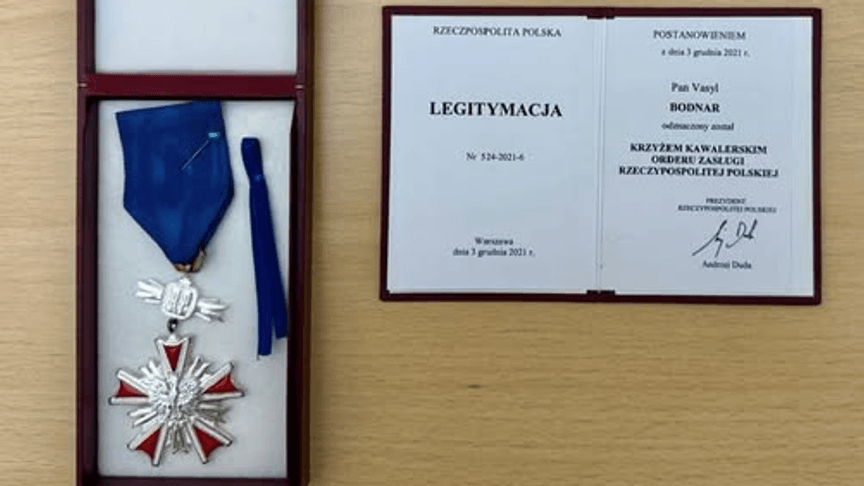 Кавалерський хрест Ордена «За заслуги Республіки Польща», який присвоїли послу України в Польщі Василю Боднару
