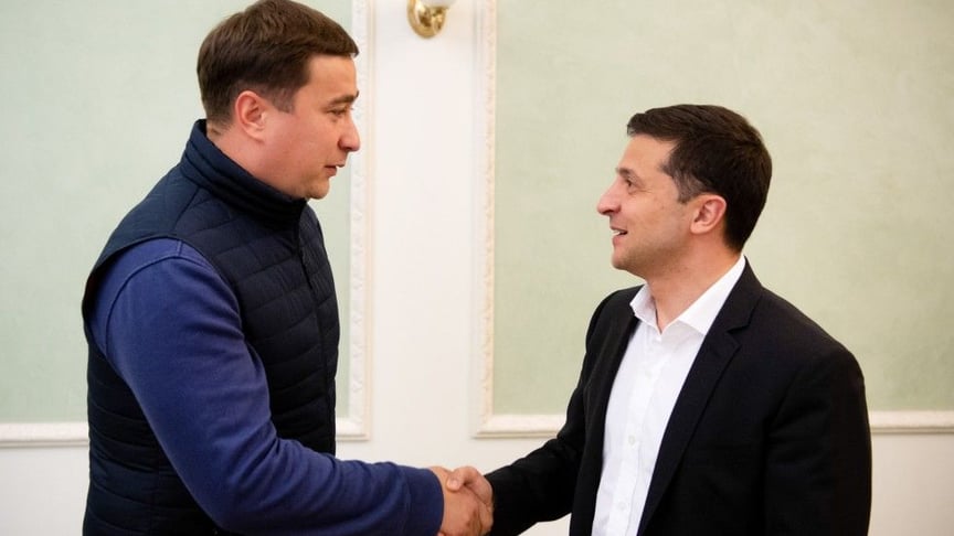 Новопризначений очільник Держгеокадастру (зліва) та президент Володимир Зеленський (справа)