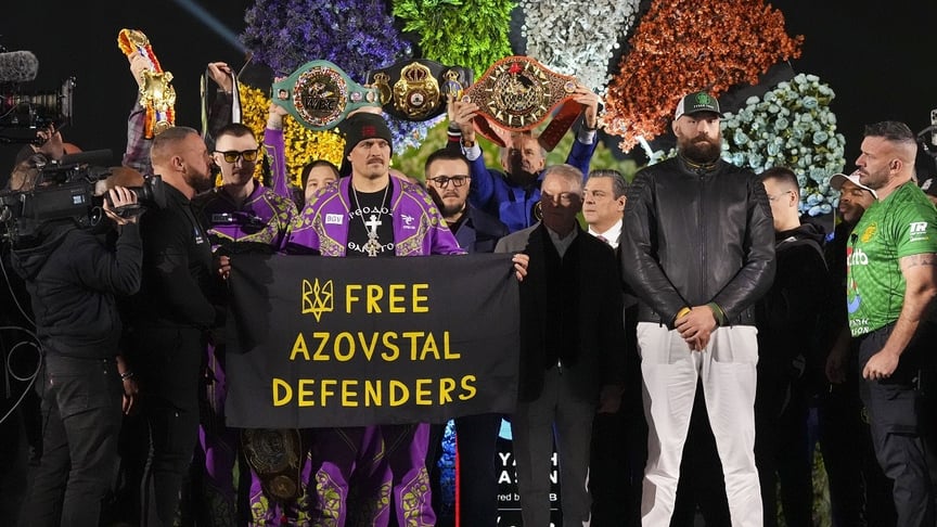 Олександр Усик з прапором Free Azovstal Defenders під час церемонії зважування напередодні бою з Тайсоном Ф’юрі