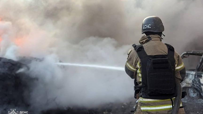 Ілюстративне фото. Рятувальник гастить пожежу у Дніпропетровській області рісля російської атаки