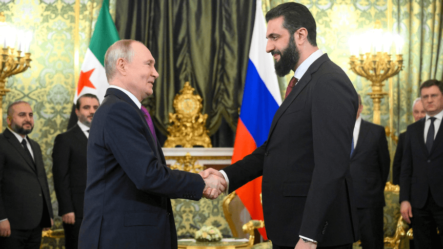Глава рф володимир путін тисне руку тимчасовому президенту Сирії Ахмеду Хусейну аш-Шараа