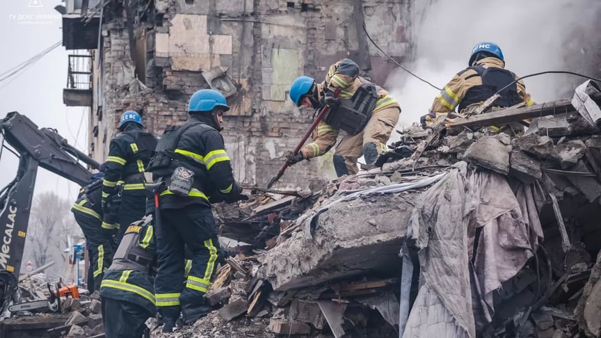 Рятувальники працюють на місці російського удару в місті Новогродівка Донецької області, 30 листопада 2023 року
