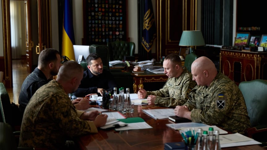 Президент Володимир Зеленський слухає головкома ЗСУ Михайла Драпатого, 17 серпня 2026 року