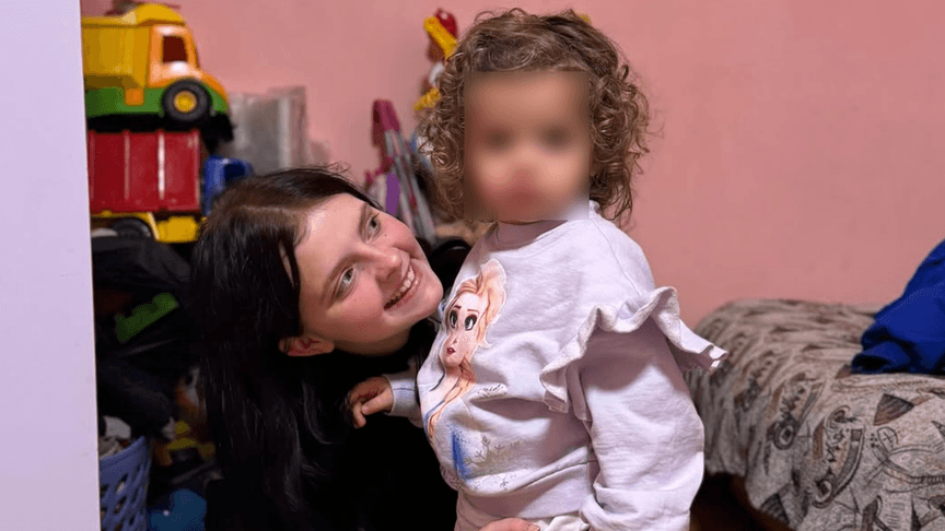 Вихованка інтернату Анастасія зі своєю донькою