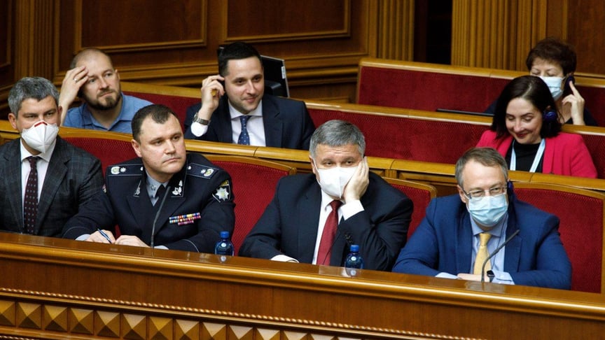 Глава Национальной полиции Украины Игорь Клименко (второй слева), министр внутренних дел Арсен Аваков (в центре) с заместителем Антоном Геращенко (справа) во время заседания Верховной Рады и председательства об ответственности за преступления, совершенные преступным сообществом, Киев, 4 июня 2020 года