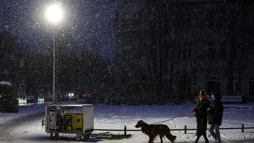 Жінка з дитиною вигулюють свого собаку під час відключення електроенергії після підпалу кабелів, Берлін, Німеччина, 4 січня 2026 року