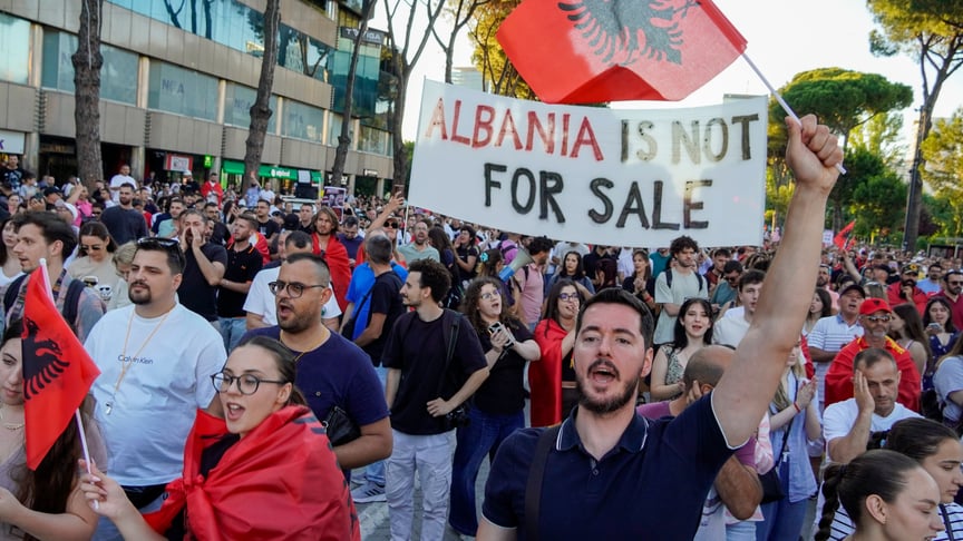 Протестувальники під час демонстрації в Тирані, Албанія, 12 червня 2026 року Протестувальники під час демонстрації в Тирані, Албанія, 12 червня 2026 року