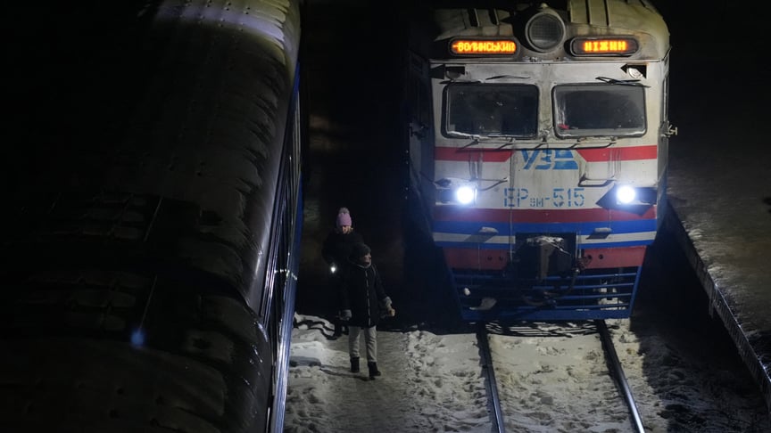Ілюстративне фото. Люди проходять повз вагон поїзда, який тимчасово використовувався як пункт обігріву на залізничній станції в Броварах, Київська область, 21 січня 2026 року