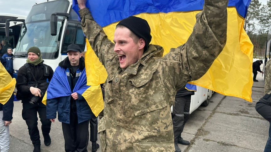 Ще 300 українських захисників звільнені з російського полону
