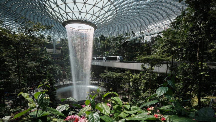 Торгово-розважальний комплекс Jewel Changi Airport (який є частиною аеропорту Чангі) у Сінгапурі