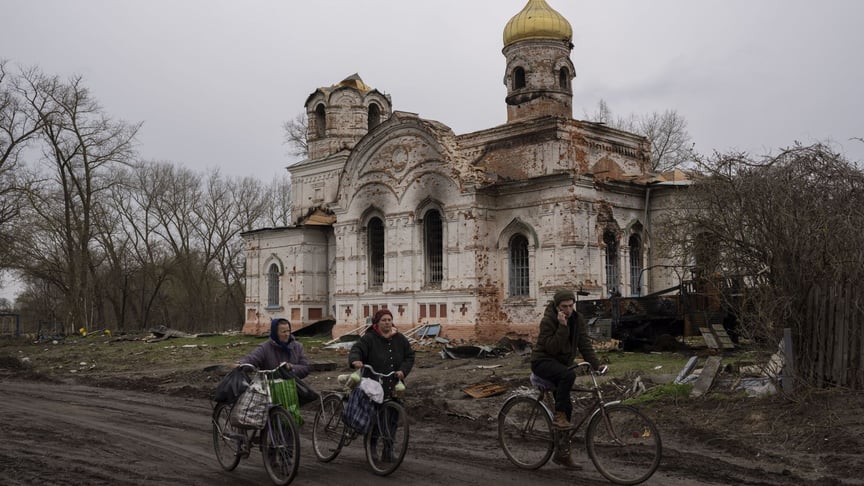 Жителі Лукашівки, що у Чернігівській області, перед пошкодженою церквою, 22 квітня 2022 рік
