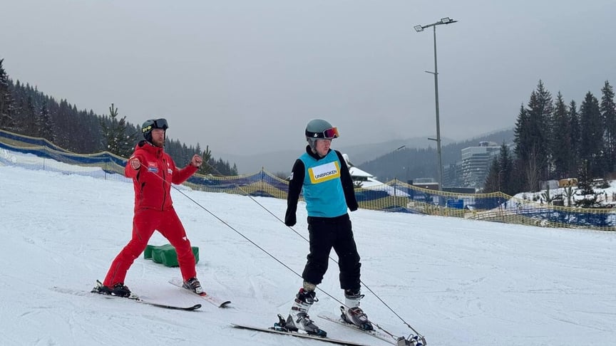 41-річний ветеран Микола Шот, який втратив на війні руки та ноги, став на лижі