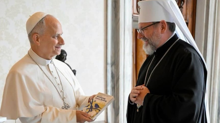 Папі Леву подарували книжку Артура Дроня «Гемінґвей нічого не знає»