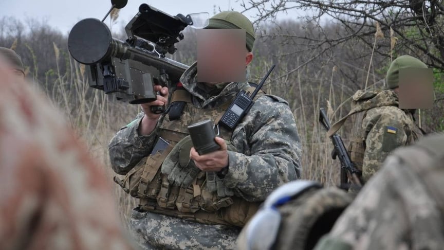 A Ukrainian soldier holds a Stinger man-portable air defense system, April 2022. Illustrative photo