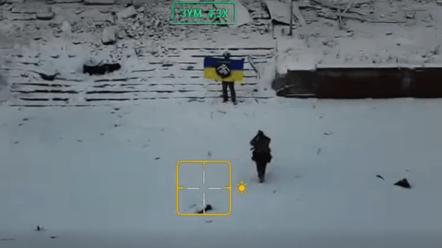 Украинский военный у здания горсовета в Купянске