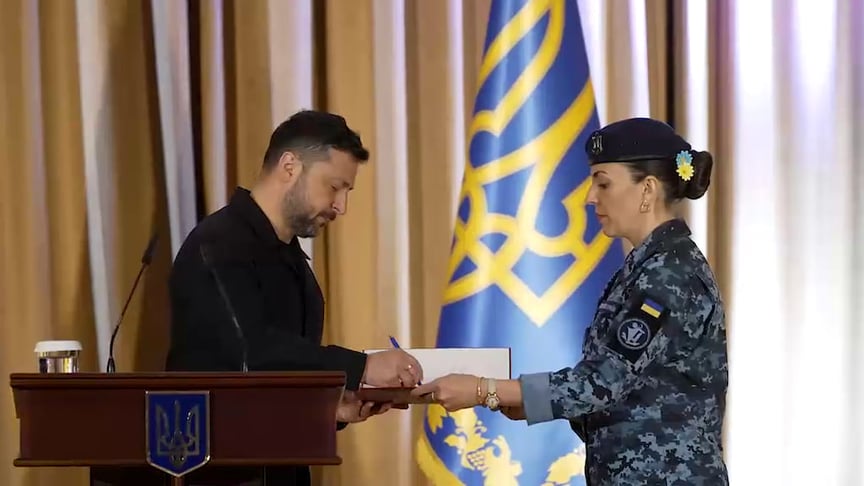 Президент України Володимир Зеленський підписує указ про створення Академії вісйьково-морських сил в Одесі, 4 липня 2026 року