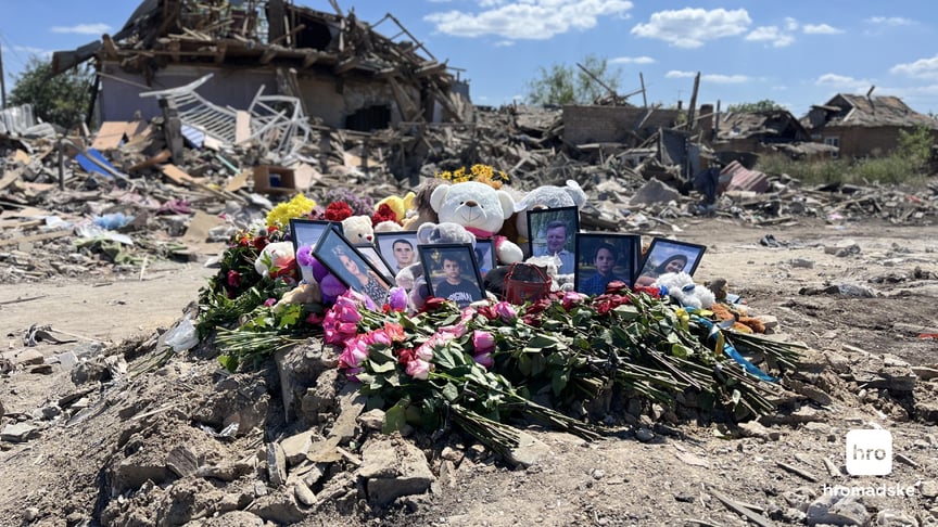 У Радушному люди приносять квіти та іграшки до зруйнованого ударом рф будинку, у якому загинула родина Воронових, 31 липня 2026 року