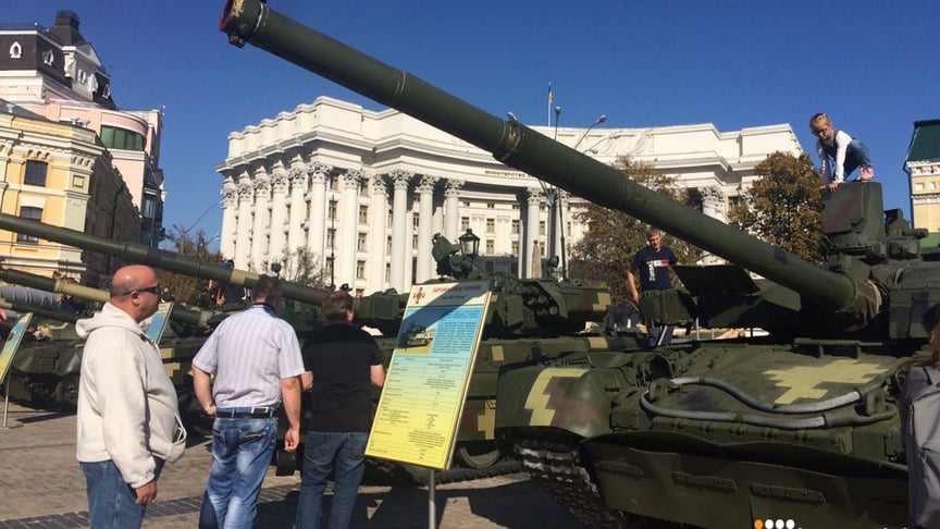 На Михайлівській площі відкрили виставку військової техніки до Дня захисника України