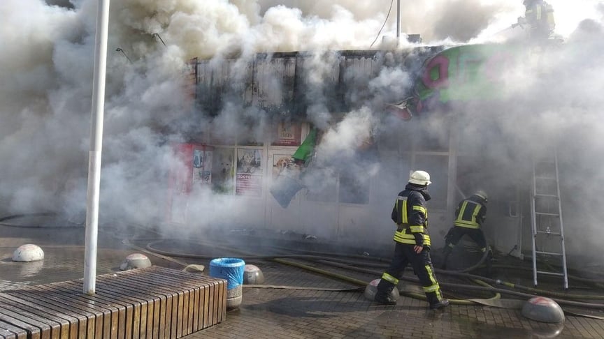 У Києві біля метро «Дарниця» горять павільйони, 7 серпня 2019 року