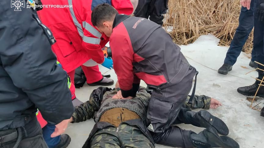 Медики намагаються врятувати чоловіка, який провалився під кригу