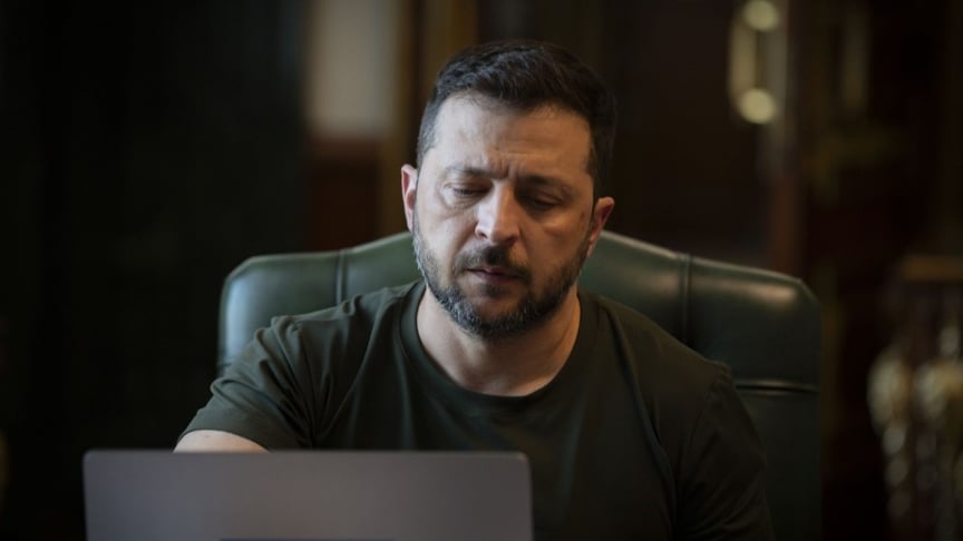 Президент Володимир Зеленський у своєму кабінеті