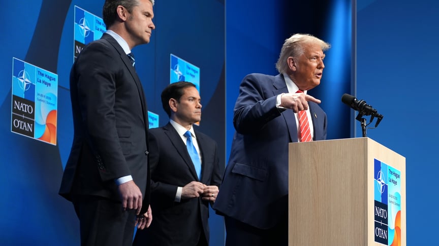 Президент США Дональд Трамп (праворуч) разом із міністром оборони США Пітом Гегсетом (ліворуч) та державним секретарем США Марко Рубіо (центр) в Гаазі, 25 червня 2025 року