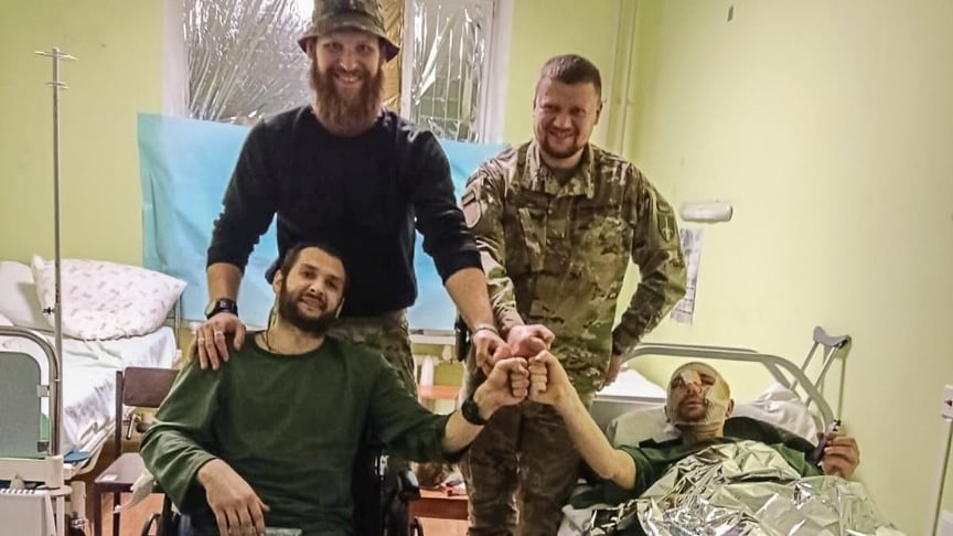 Захисники, що вибралися з позицій, разом із побратимами на стабпункті