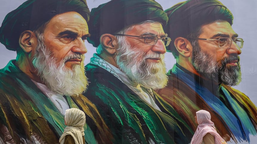 Портрети (справа наліво) нового Верховного лідера Ірану аятоли Моджтаби Хаменеї, покійного Верховного лідера аятоли Алі Хаменеї та покійного Верховного лідера аятоли Рухолли Хомейні, 20 квітня 2026 року